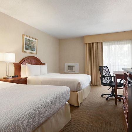 Days Inn By Wyndham London Eksteriør billede